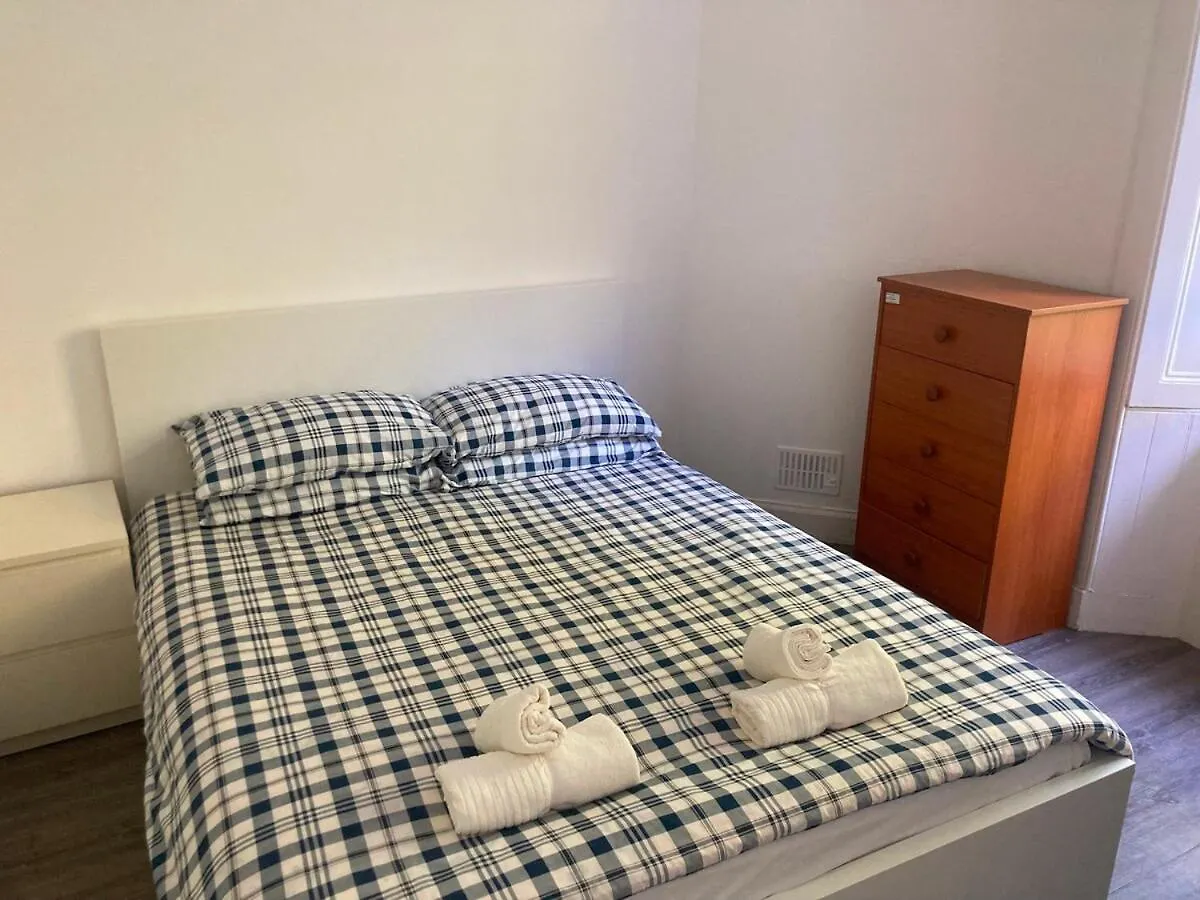 Апартаменты Spacious City Center Main Door 3 Bedrooms Flat